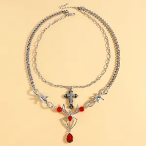 Gotische punk dubbellaagse ketting met kruis en rode spin hanger voor een stoere look.