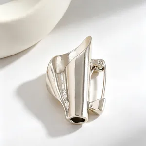 Primo piano di una spilla porta bouquet d'argento minimalista con ago