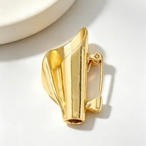 Primo piano di una spilla a bouquet dorata con un design unico a tubo cavo creativo