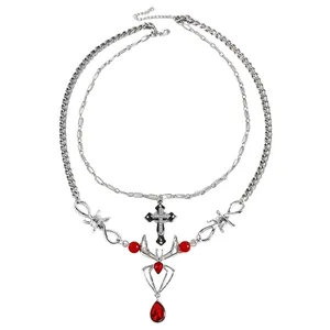 Detailweergave van de gotische dubbellaagse ketting met kruis en rode spin hanger