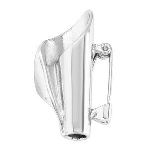 Elegante spilla porta bouquet in argento con design minimalista a forma di cono cavo.