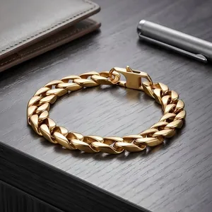 Bracciale cubano da 11 mm in acciaio inossidabile dorato da uomo su scrivania in legno