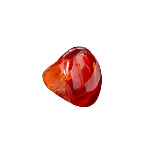 Minimalistischer Harzring mit leuchtend roter und oranger Marmorierung auf weißem Hintergrund.