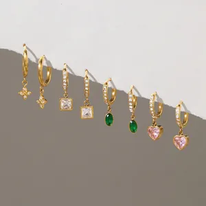 Vue détaillée de boucles d'oreilles créoles en acier titane avec pendentifs zircons colorés