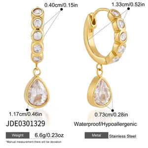 Élégantes boucles d'oreilles créoles dorées avec pendentif goutte en zircone cubique