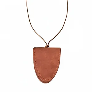Collier pochette triangulaire en cuir marron minimaliste et porte-lunettes chic