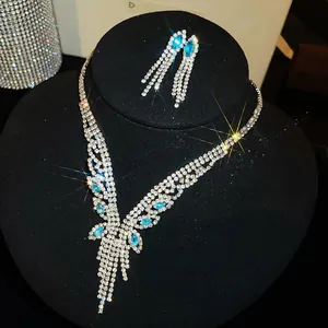 Detail van de luxe blauwe zirkoon kwastje ketting en bijpassende oorbellen sieradenset
