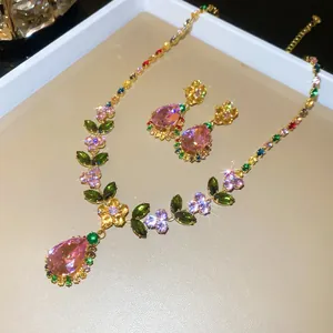 Elegante gouden sieradenset met veelkleurige druppelstenen en verfijnde bloemaccenten