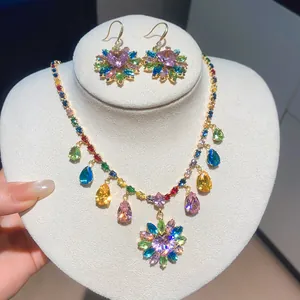Detailoverzicht van kleurrijke zirkoon kwastjes ketting en oorbellen set op stand
