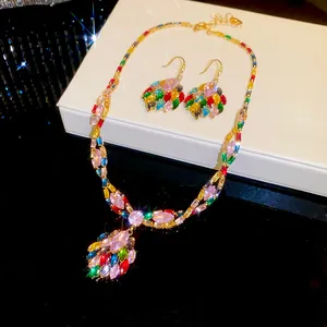Detailopname van luxe kleurrijke zirkon halsketting en bijpassende oorbellen op geschenkdoos