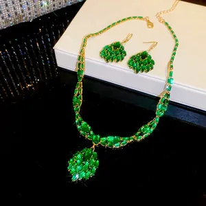 Detailopname van luxe smaragdgroene zirkonia ketting en bijpassende oorbellen set