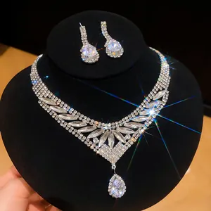 Gedetailleerde macro-opname van een elegante zirkonia sieradenset op een zwart fluwelen display