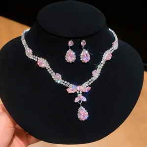 Gedetailleerd overzicht van elegante roze zirkoon hanger ketting en bijpassende oorbellen