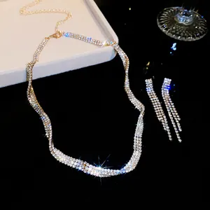 Detail van een elegante zilverkleurige sieradenset met glinsterende zirkonia kwastjes.