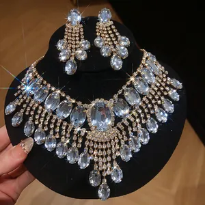 Detail van elegante zirkoon kwastjes ketting en oorbellen set met glinsterende stenen