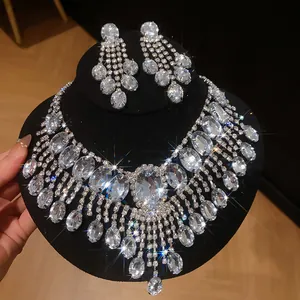 Luxe zirkoon kwastjes ketting en oorbellen set met schitterend effect