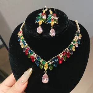 Gedetailleerde weergave van een luxe meerkleurige zirkoon sieradenset met ketting en oorbellen