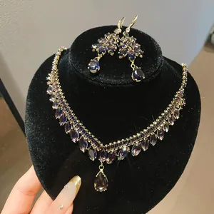 Gedetailleerde macro-opname van een luxe zirkonia ketting- en oorbellen-set op zwart fluweel