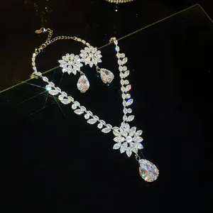 Elegante, sprankelende zirkonia ketting- en oorbellenset met bloempatronen en druppels