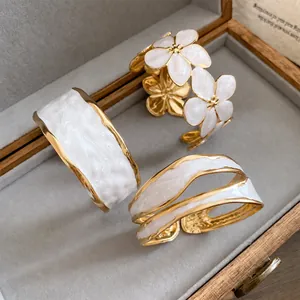 Westerse Stijl Roestvrij Staal Druppel Olie Open Manchet Armband Voor Dames Mode Woon-werkverkeer Wit Emaille Bloemen Golvend Sieraden Cadeau