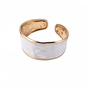 Elegante gouden roestvrijstalen open armband met witte emaille druppelolie textuur