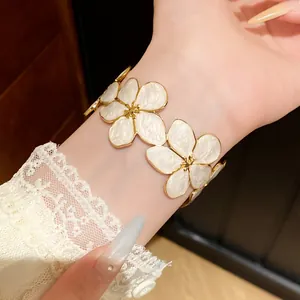 Elegante roestvrijstalen bloemen emaille armband gedragen om de pols