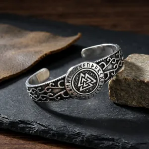 Gedetailleerd macro-aanzicht van een Viking stalen armband met Valknut-symbool