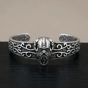 Detail van de complexe Viking krijger en Keltische knoop patronen op de zilveren manchet.