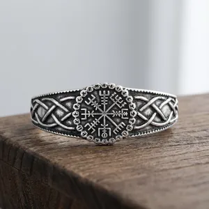 Gedetailleerde weergave van Viking Vegvisir kompas en Keltische knopen op stalen armband