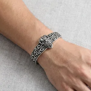 Detailweergave van Noordse Viking rammenkop krijger patroon op roestvrijstalen armband