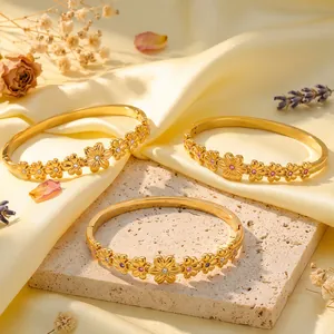 Detailweergave van 18k vergulde roestvrijstalen armbanden met zirkoon bloemmotieven