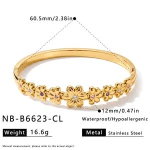 Gedetailleerde weergave van de maat en het gewicht van de 18k goud vergulde bloem armband