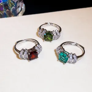 Elegantes anillos abiertos con abanico geométrico y circonitas cuadradas en color plata