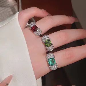 Primer plano de tres anillos de circón brillantes con elegantes diseños de abanico