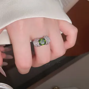 Primer plano de un elegante anillo de circón verde con diseño geométrico en abanico