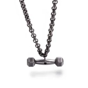Collier pendentif haltère en acier titane vieilli pour les passionnés de fitness.
