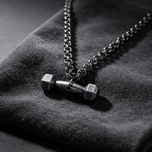 Vue détaillée du pendentif haltère en acier titane rétro vieilli pour les passionnés de sport