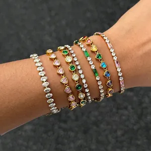 Dettaglio di bracciali a strati in acciaio inossidabile placcato oro 18k con zirconi colorati
