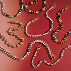 Vista dettagliata di vari bracciali in acciaio inossidabile placcati oro 18k con zirconi