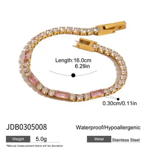 Vista dettagliata del bracciale placcato oro 18k con zirconi rosa e trasparenti