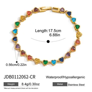 Vista dettagliata del bracciale con zirconi colorati a cuore e dimensioni specifiche