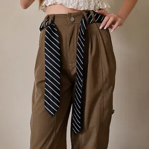 Corbata pañuelo a rayas blancas y negras estilo coreano usada como cinturón para mujer