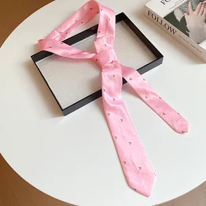 Detalle de bufanda corbata de seda rosa con estampado de corazones accesorio de estilo coreano