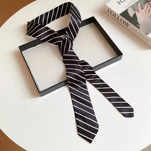 Vista detallada de una elegante corbata a rayas blancas y negras en fondo minimalista