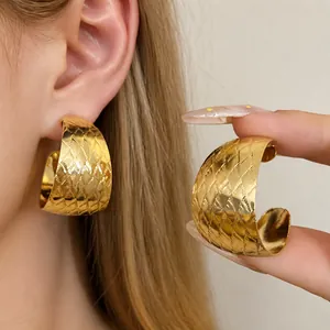 Elegante goldene C-förmige Creolen mit gewebtem Texturmuster für Damen