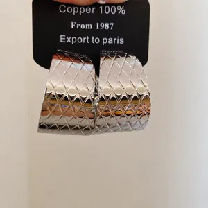 Minimalistische silberne C-Form Creolen mit edlem gestepptem Rautenmuster-Design