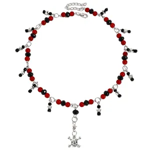 Detailweergave van een punkketting met rode en zwarte kralen, schedel en sterren.
