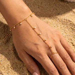 Vue détaillée d'un bracelet chaîne de main en acier doré avec des breloques en zircone