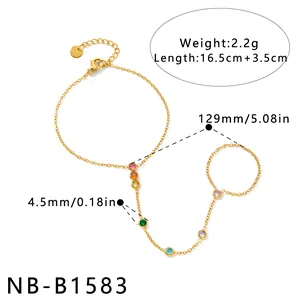 Vue détaillée du bracelet de doigt en acier doré avec des zircons multicolores