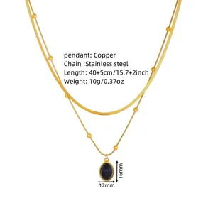 Dettagli della collana a doppio strato dorata con pendente ovale nero e misure.